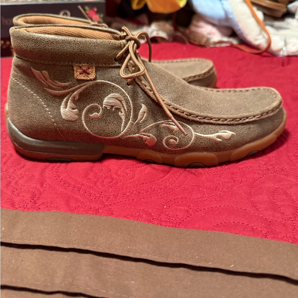 Twisted X Leather ankle shoes with embroidered design stitched